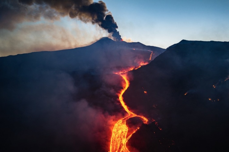 Kitört az Etna: ismét lezárták Catania repülőterét - Startlap Utazás Fekete füst és narancssárga láva tör fel az Etna vulkánból