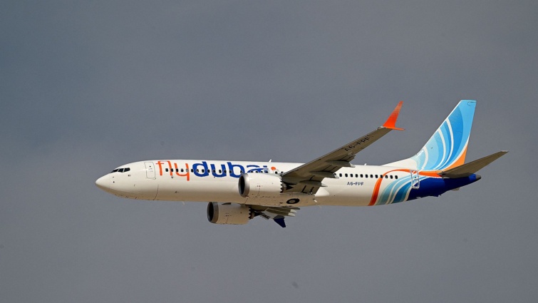 UAE-TRANSPORT-AVIATION-AIRSHOW - Startlap Utazás A Flydubai légitársaság egyik repülőgépe a levegőben