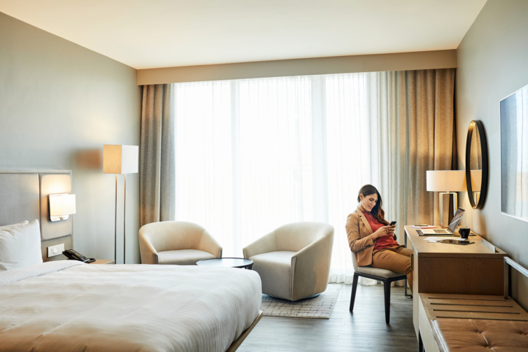 Hotelszobában üldögélő nő