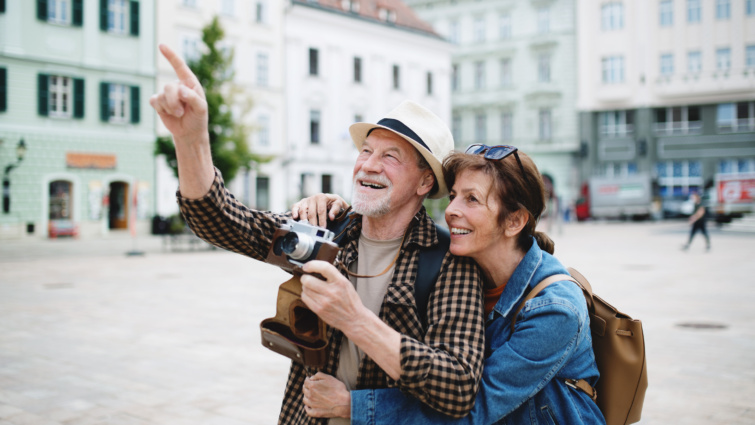 idos par turista - Startlap Utazás idős turista pár