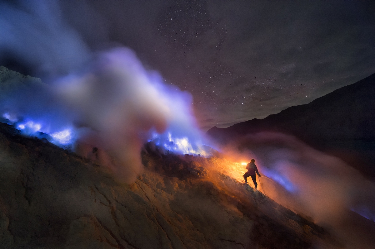 kawah_lava_ - Startlap Utazás Kékes színű a láva