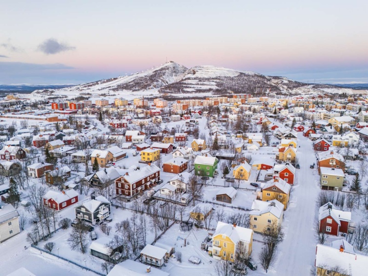 kiruna svedorszag kisvaros_11zon - Startlap Utazás színes házak a magasból havas tájjal