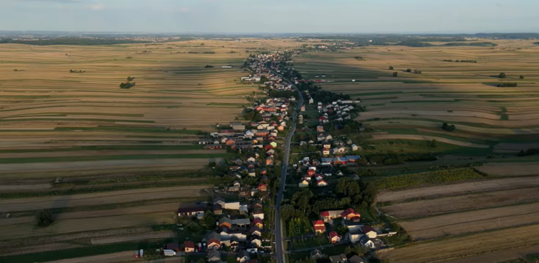 kis város - Startlap Utazás Drón felvétel Sulowa városáról.