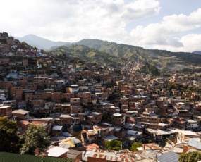 képcím