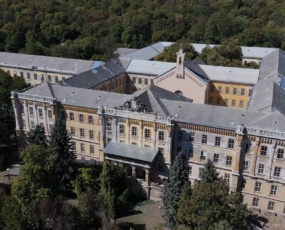 képcím