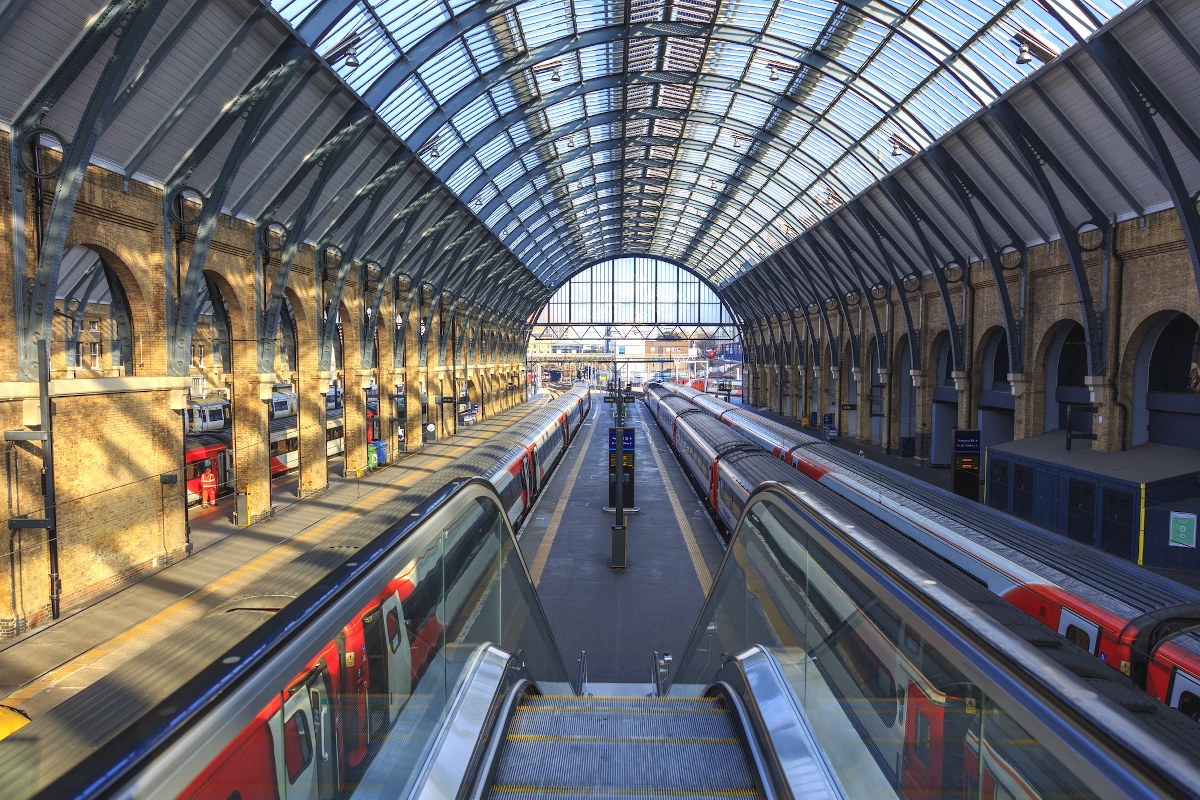 london_palyaudvar_ - Startlap Utazás A King's Cross állomást London, Anglia egyik fő vasútállomásának tartják. A J. K. Rowling Harry Potter sorozatán alapuló 9 ¾. vágány egy kitalált vasúti peron a londoni King's Cross pályaudvaron.