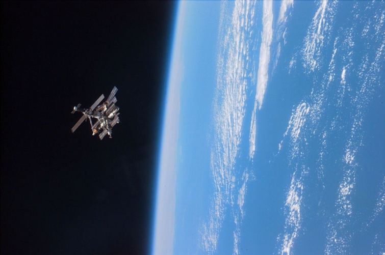mir_urallomas_ - Startlap Utazás Az STS-79 űrhajósai élvezik a Mir komplexum látványát a Föld horizontja feletti fekete űr hátterében.