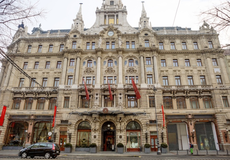 Kijött a Michelin-lista: 10 budapesti és 2 vidéki hotel a világ legjobbjai között - Startlap Utazás A New York Hotel elülső homlokzata Budapesten