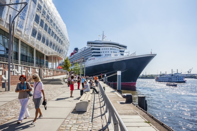 A világhírű Queen Mary II. luxus óceánjáró Hamburg kikötőjében.