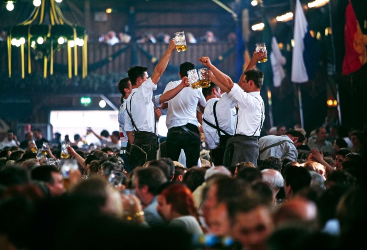 oktoberfest 4_11zon - Startlap Utazás asztalon ünneplő tömeg sörfesztiválon