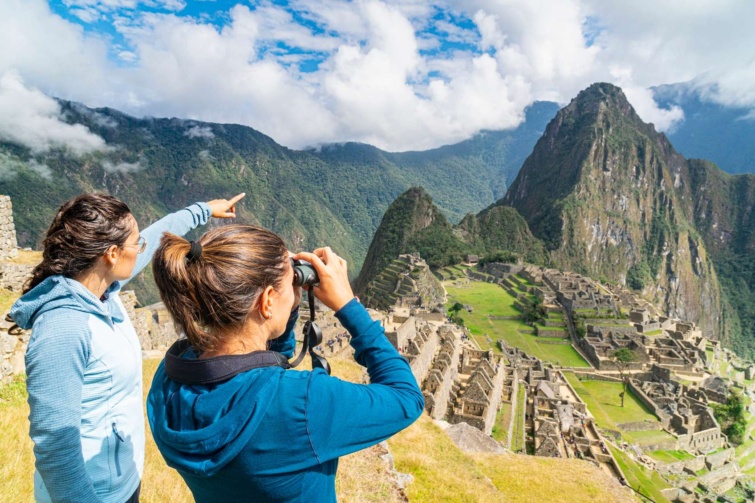 peru macchu pichu_11zon - Startlap Utazás két turista a Macchu Pichun távcsővel