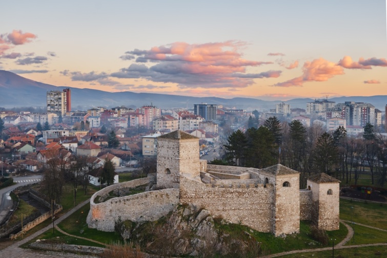 Fagylalt 120 forintért, burek 220-ért: üdvözlünk a Balkán legolcsóbb városában - Startlap Utazás A híres erőd Pirot városában, mögötte a település modern házai, naplementével