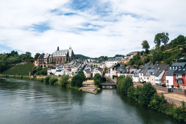 saarburg europa vizeses_11zon - Startlap Utazás vízparti kis városka színes házakkal