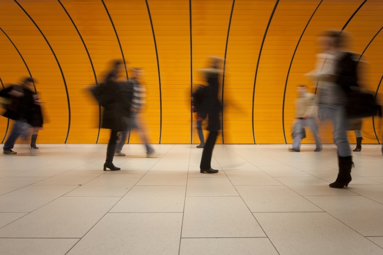 sietnek_ - Startlap Utazás Utasok sietnek egy metróban
