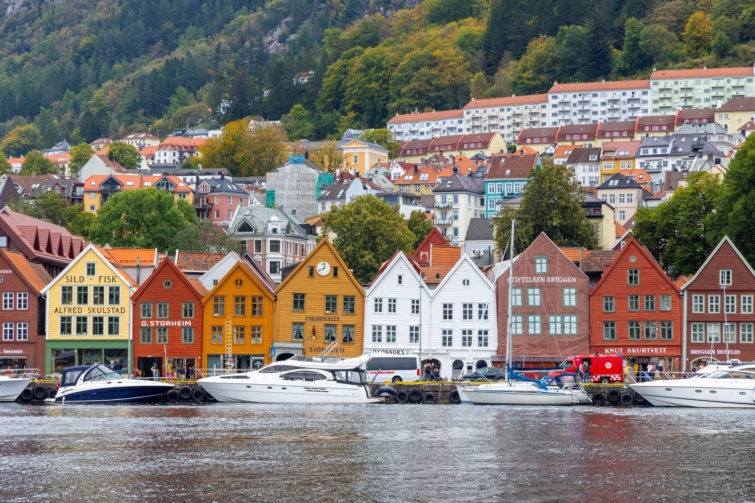 Bergen ikonikus, színes házai.