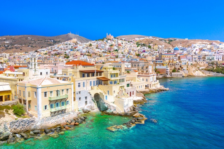szirosz - Startlap Utazás Panorámakép Ermoupoli és Ano Syra városáról Syros szigetén (Kükládok, Görögország, Európa).