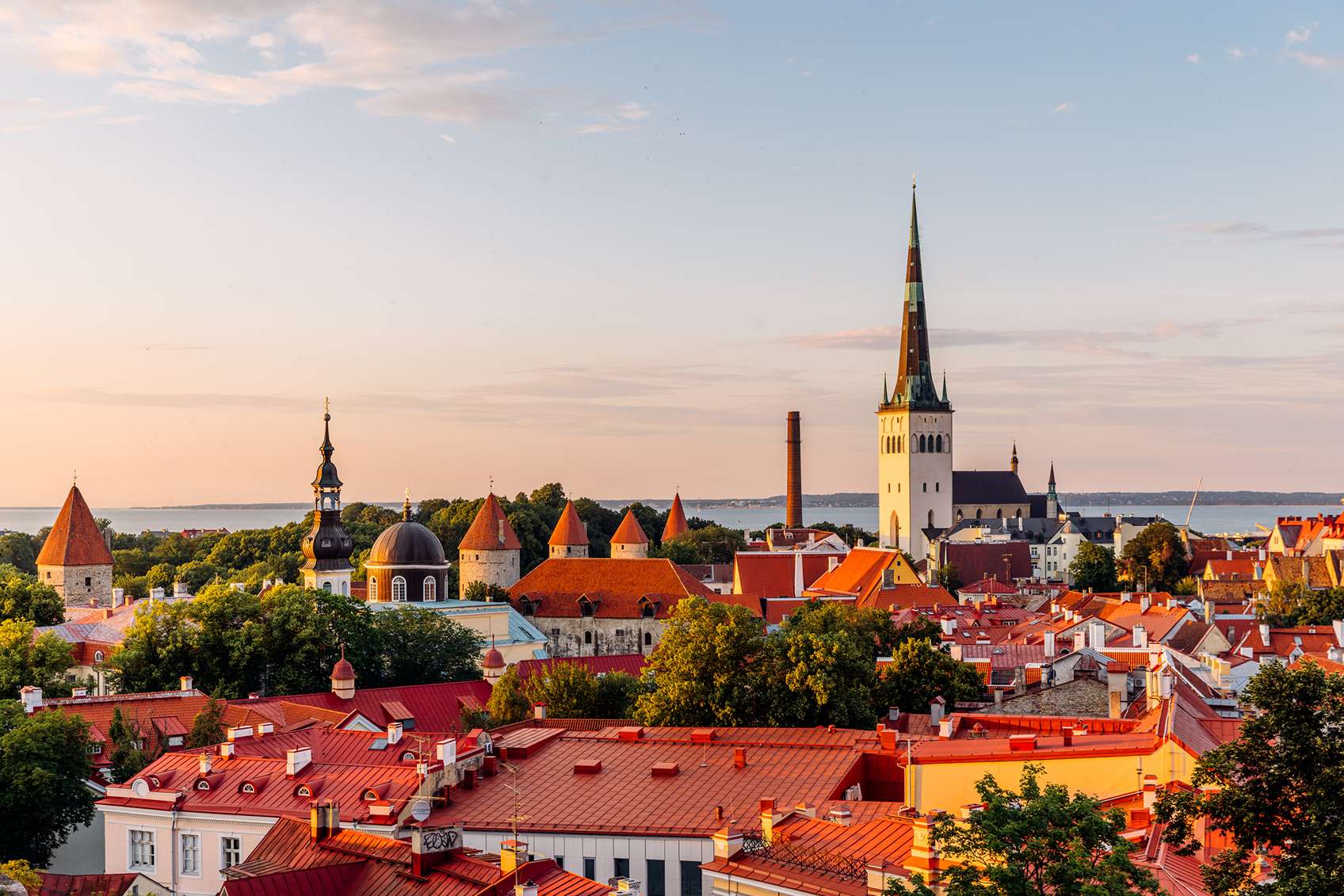 tallinn 5_11zon - Startlap Utazás város a magasból templomtoronnyal