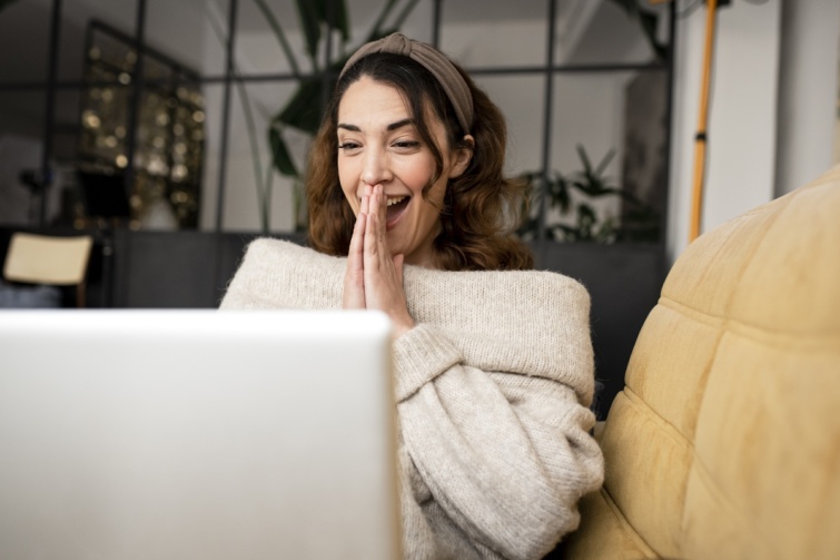 vidam_no_laptop_ - Startlap Utazás Fiatal nő ül vidáman a laptopja előtt