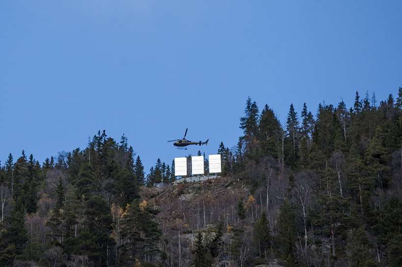 három nagy tükröt szállító helikopter