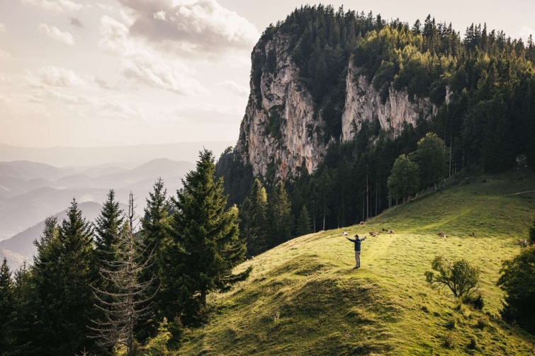 Wandern_Rote Wand_Almenland_Noah Ulrich 4 kelet stajerorszag_11zon - Startlap Utazás hegyen túrázó ember a magasból