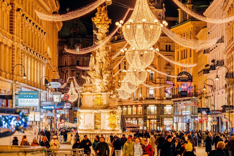 adventi fényekben úszó sétálóutca a belvárosban