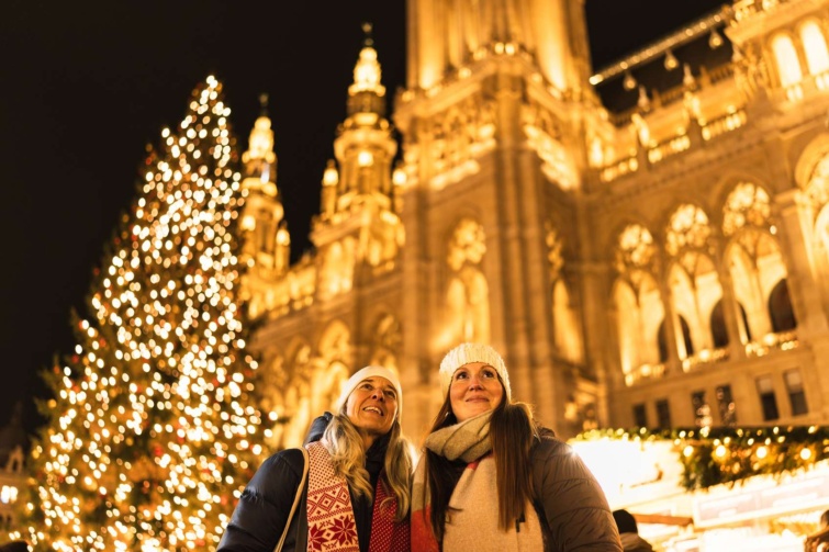 mosolygó turisták a bécsi karácsonyi vásáron