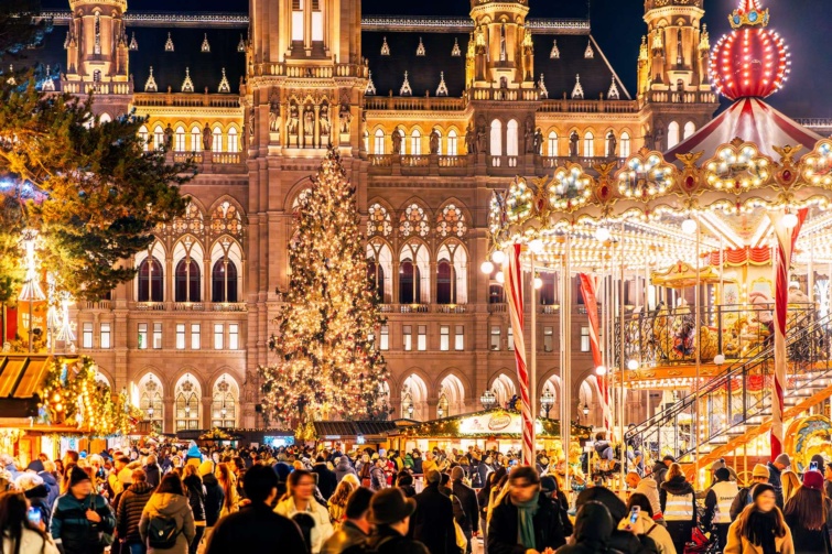 forgalmas sétálóutca egy adventi vásáron