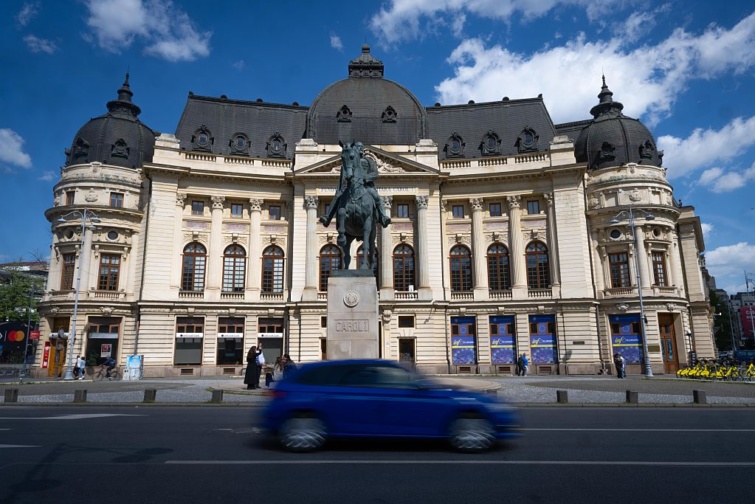 Se épület, se belépőjegy: ma nyílik a Bukaresti Élő Múzeum - Startlap Utazás Kilátás I. Károly király lovasszobrára a bukaresti belvárosban található Forradalom téren, Romániában, 2026. április 24-én.