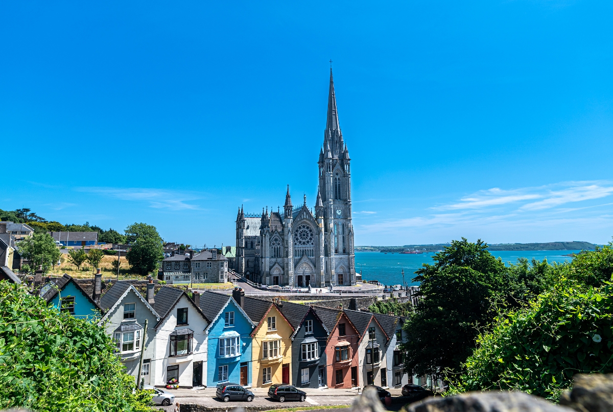 Cobh híres, színes házsora az írországi kikötőváros lejtős utcáján.