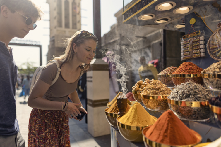 Hol van meleg novemberben? Itt még mindig lehet fürdeni - Startlap Utazás Két tizenéves turista egy nyüzsgő fűszerárusnál áll meg Deira negyedben, Dubajban, ahol aranykeretes üvegedényekből vörös, narancssárga, sárga és barna fűszerek kúpos halmai tornyosulnak. Az egyik halomból tömjénfüst száll fe