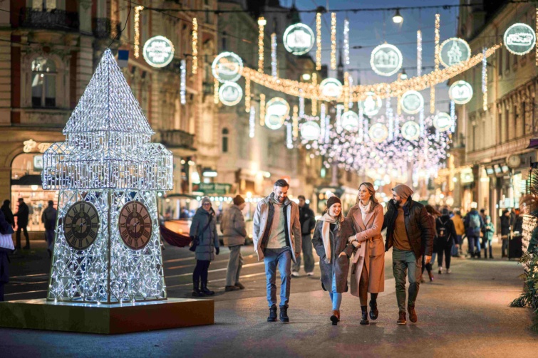 gratz advent_11zon - Startlap Utazás adventi fények között sétáló emberek