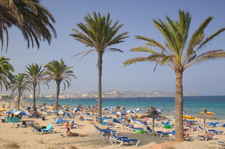 ibizs_11zon - Startlap Utazás nyugágyakon pihenő strandolók a tengerparton