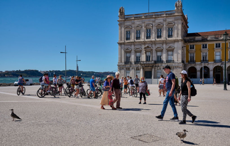 Turisták láthatók a Praça do Comercio téren az ősz első napján, a COVID-19 koronavírus-járvány idején, 2021. szeptember 21-én Lisszabonban, Portugáliában. 