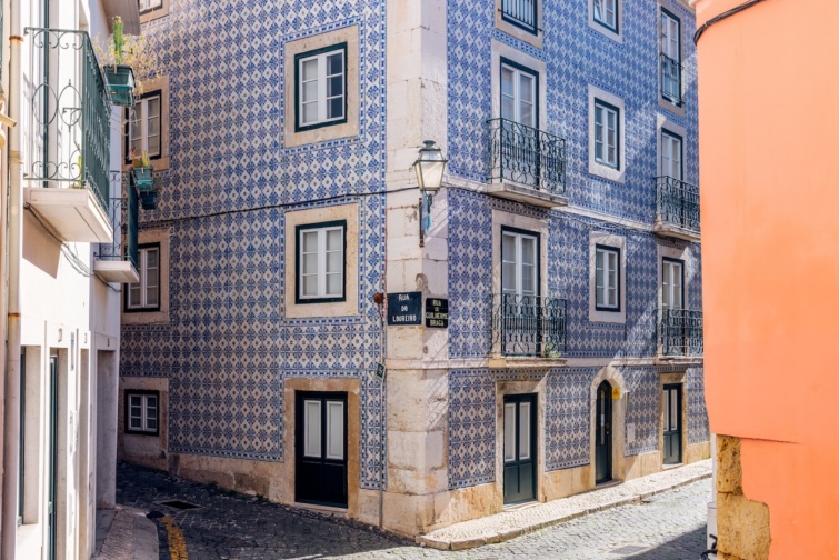 Róma és Párizs sehol, Budapest a top 10-ben: a világ legboldogabb úti céljai Európában vannak - Startlap Utazás Utca kék azulejo csempével díszített lakóházakkal az Alfama negyedben, Lisszabon, Portugália