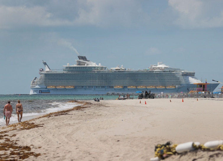 luxushajo - Startlap Utazás A Royal Caribbean Oasis of the Seas nevű tengerjáró hajó halad el a floridai Miami Beachnél.