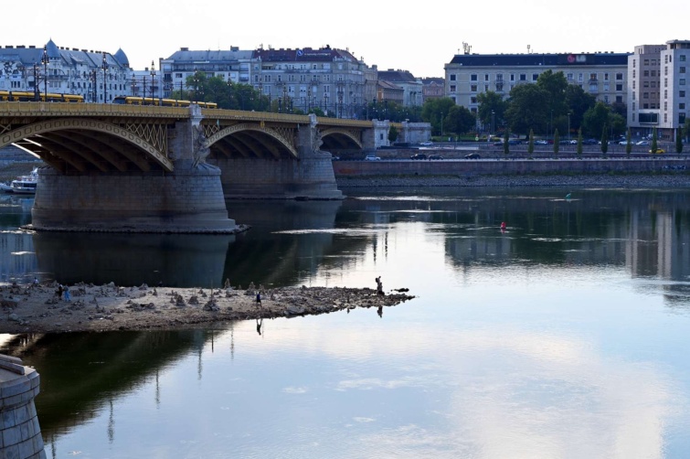 kavicszátony híd alatt