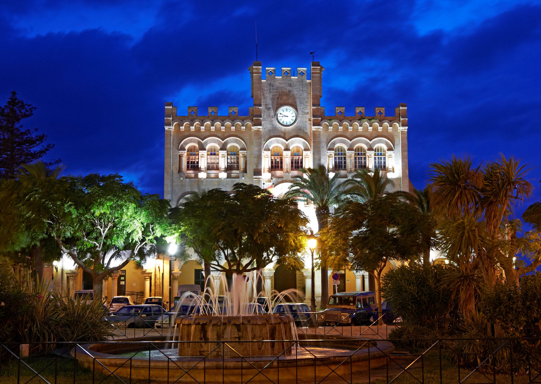 Ciutadella városháza éjszakai díszkivilágításban
