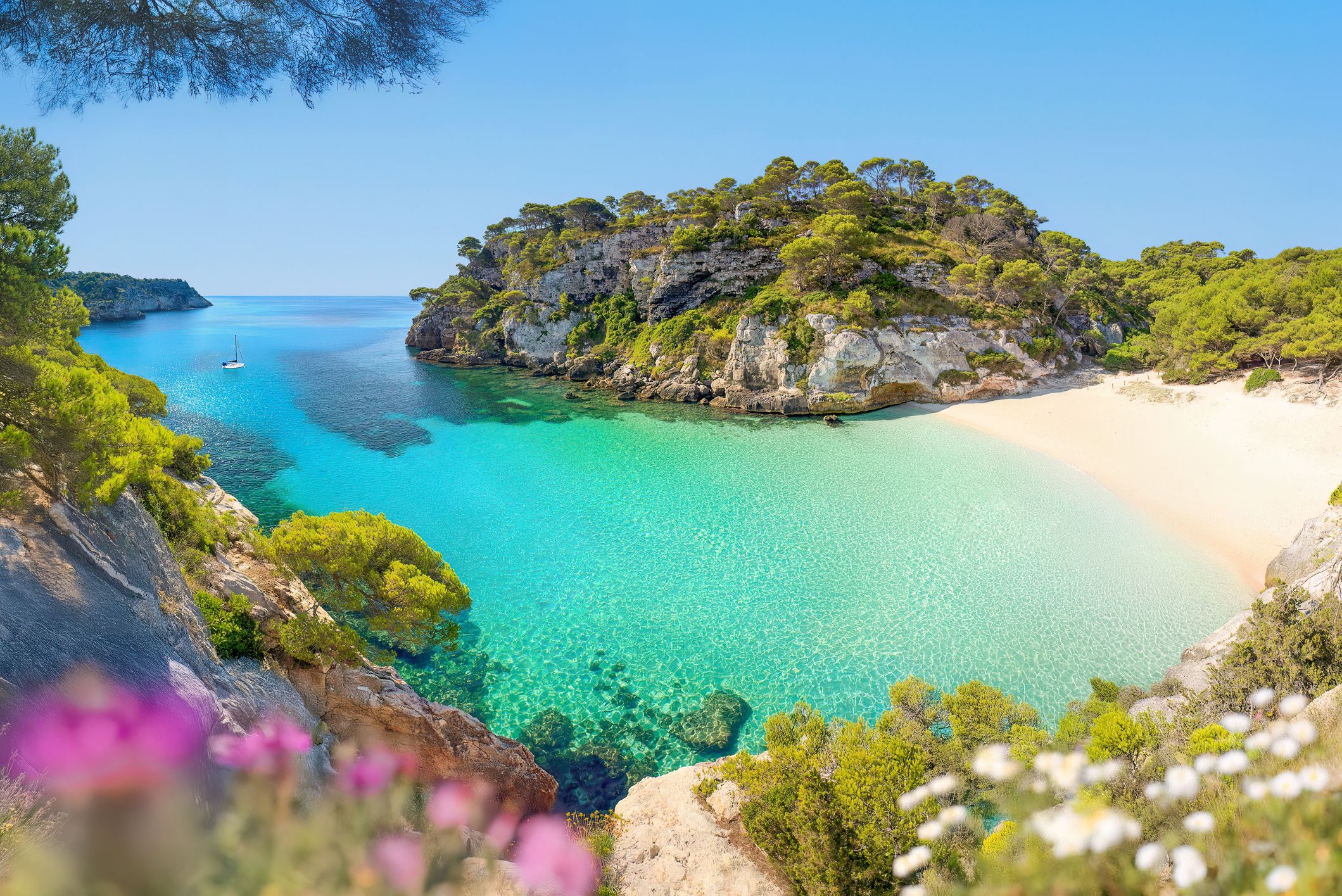 Cala Macarelleta Menorca délnyugati partvidékének rejtett gyöngyszeme