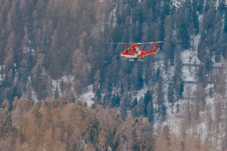 mentőhelikopter a hegyekben