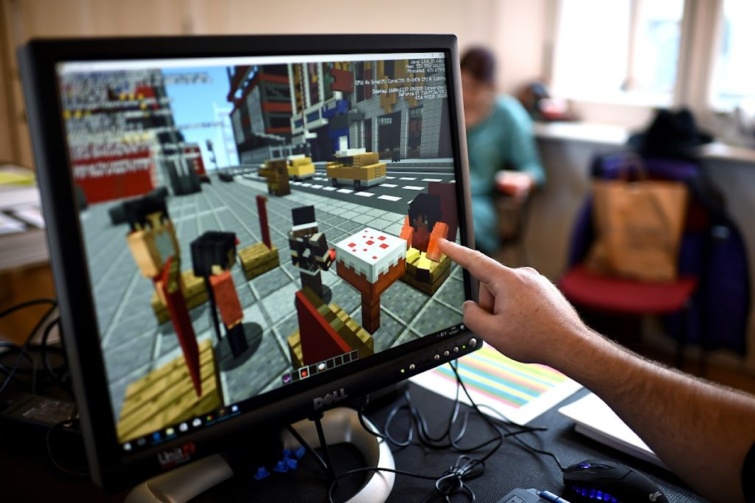 minecraft_videojatek_ - Startlap Utazás Minecraft videójátékot játszik egy gyerek, aki a képernyőre mutat