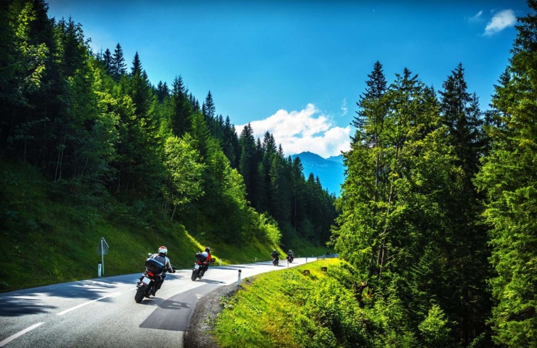 motor ausztria_11zon - Startlap Utazás motorosok hegyes úton erdő mellett