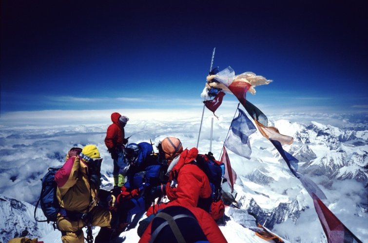 Hegymászók a Mount Everest csúcsán