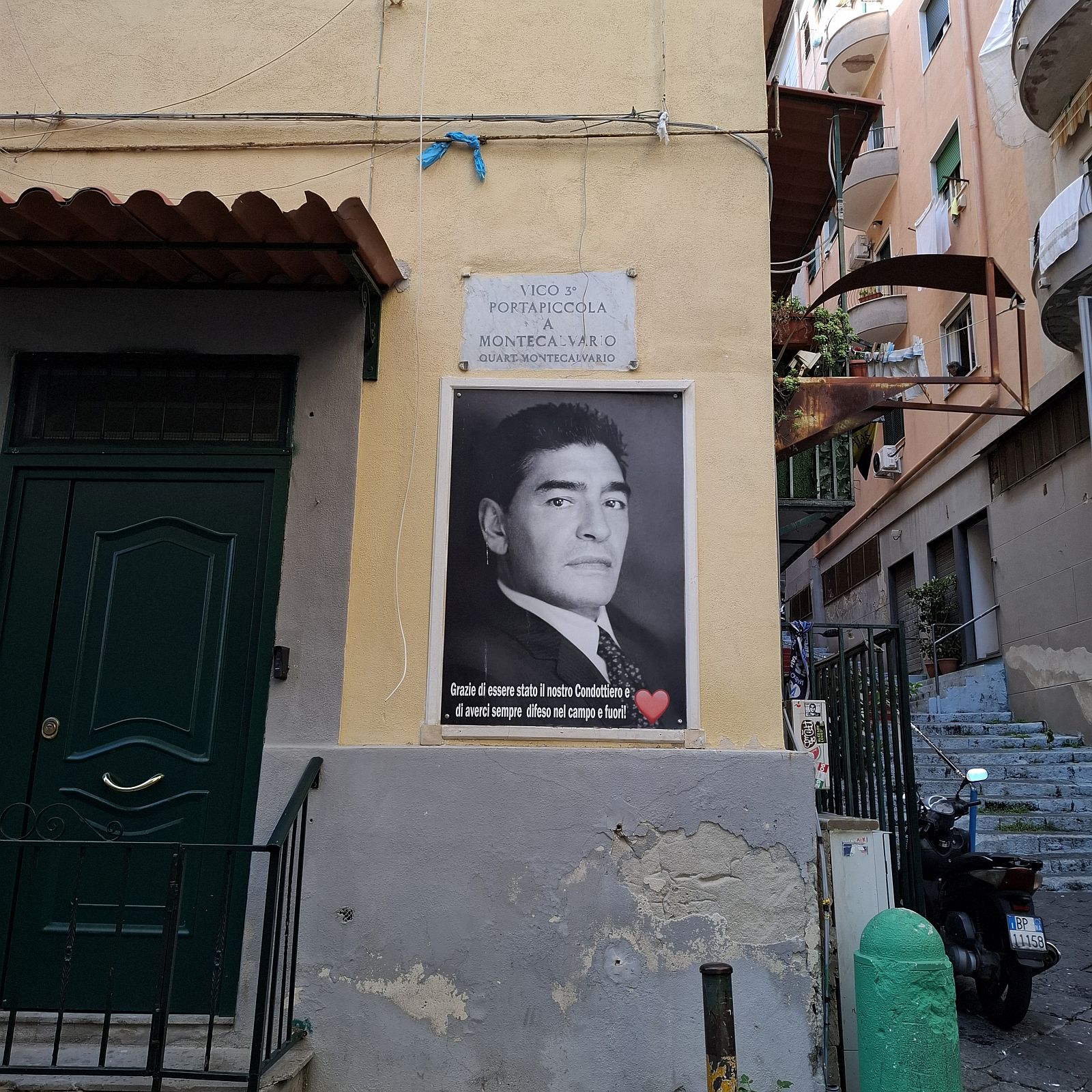 Maradona fotója egy nápolyi ház falán.