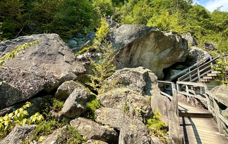 Amazing adventure at The Polar Caves in NH in mountains - Startlap Utazás A Polar Caves Park egy részlete.