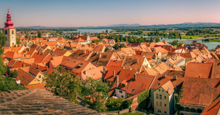 vörös tetős házak a magasból