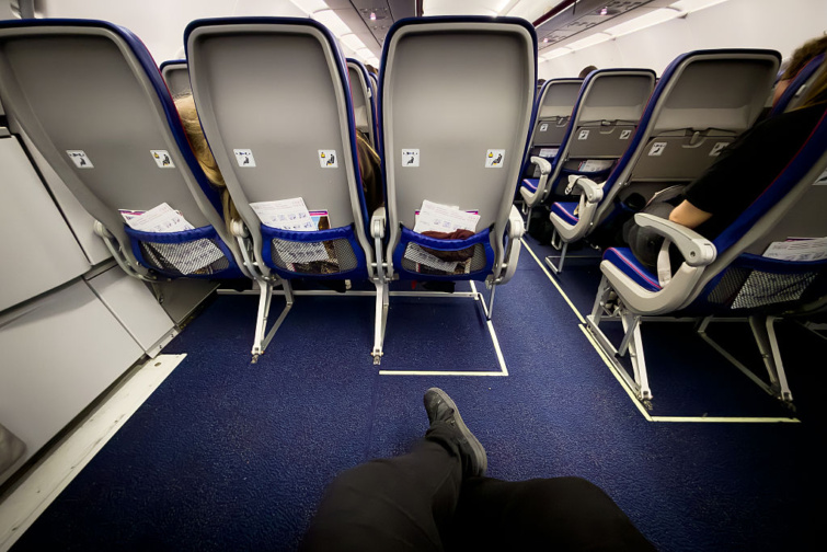 Ezeket a dolgokat soha ne tedd a repülőgép ülésének háttámláján lévő zsebbe - Startlap Utazás Egy vészkijárat sor extra lábtérrel a Wizz Air Malta által üzemeltetett Airbus A321neo repülőgép (9H-WDH lajstromjelű) belsejében, egy Varsóba tartó járaton, Lengyelországban, 2026. április 11-én. A repülőgép kabinját az utasülés perspektívájából fényképezték.
