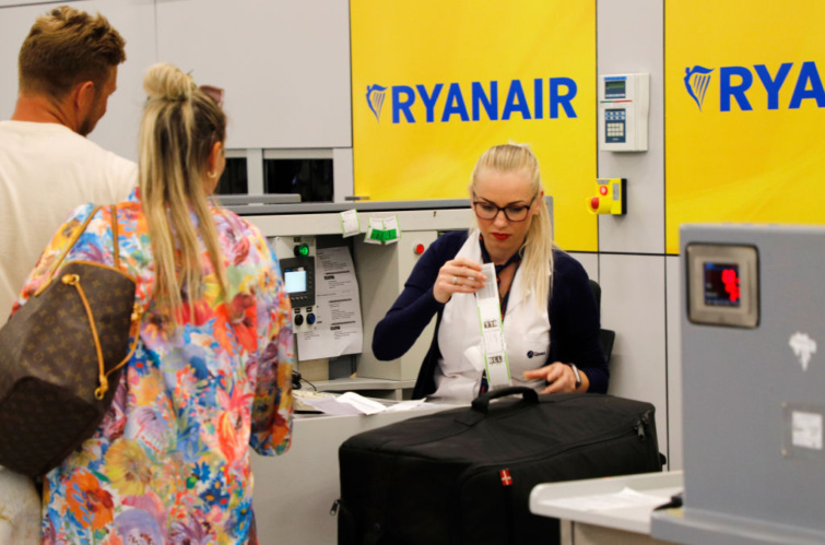 Ryanair - Startlap Utazás bőröndöt leadó reptéri utasok