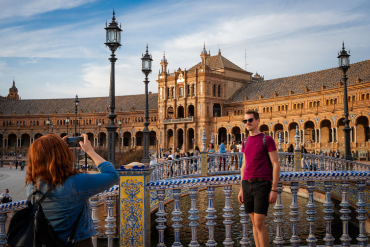 Bajban Spanyolország: jelentősen drágulhat a spanyol vakáció az új adó miatt - Startlap Utazás Helyi és külföldi turisták töltik az idejüket a „Plaza de España” téren, amelyet 1928-ban építettek a 1929-es ibero-amerikai világkiállításra a spanyolországi Sevillában, 2024. december 16-án. A neoreneszánsz és a neomudejár építészeti stílusokat ötvöző tér gazdag kerámiapaneleivel, hatalmas boltíveivel és a környékét körülvevő zöldterületeivel vonzza a turistákat.