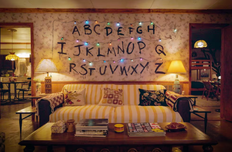 stranger things - Startlap Utazás fényfüzér kanapé fölött