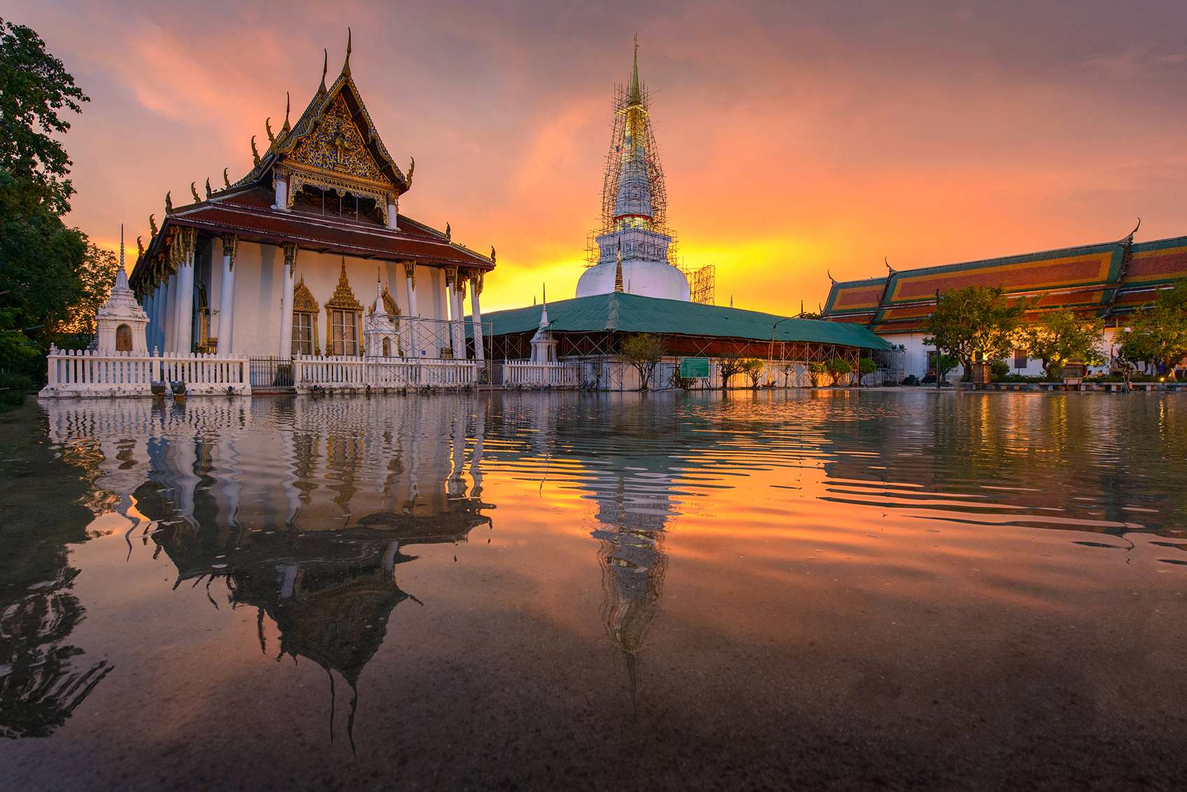 elárasztott thai templom